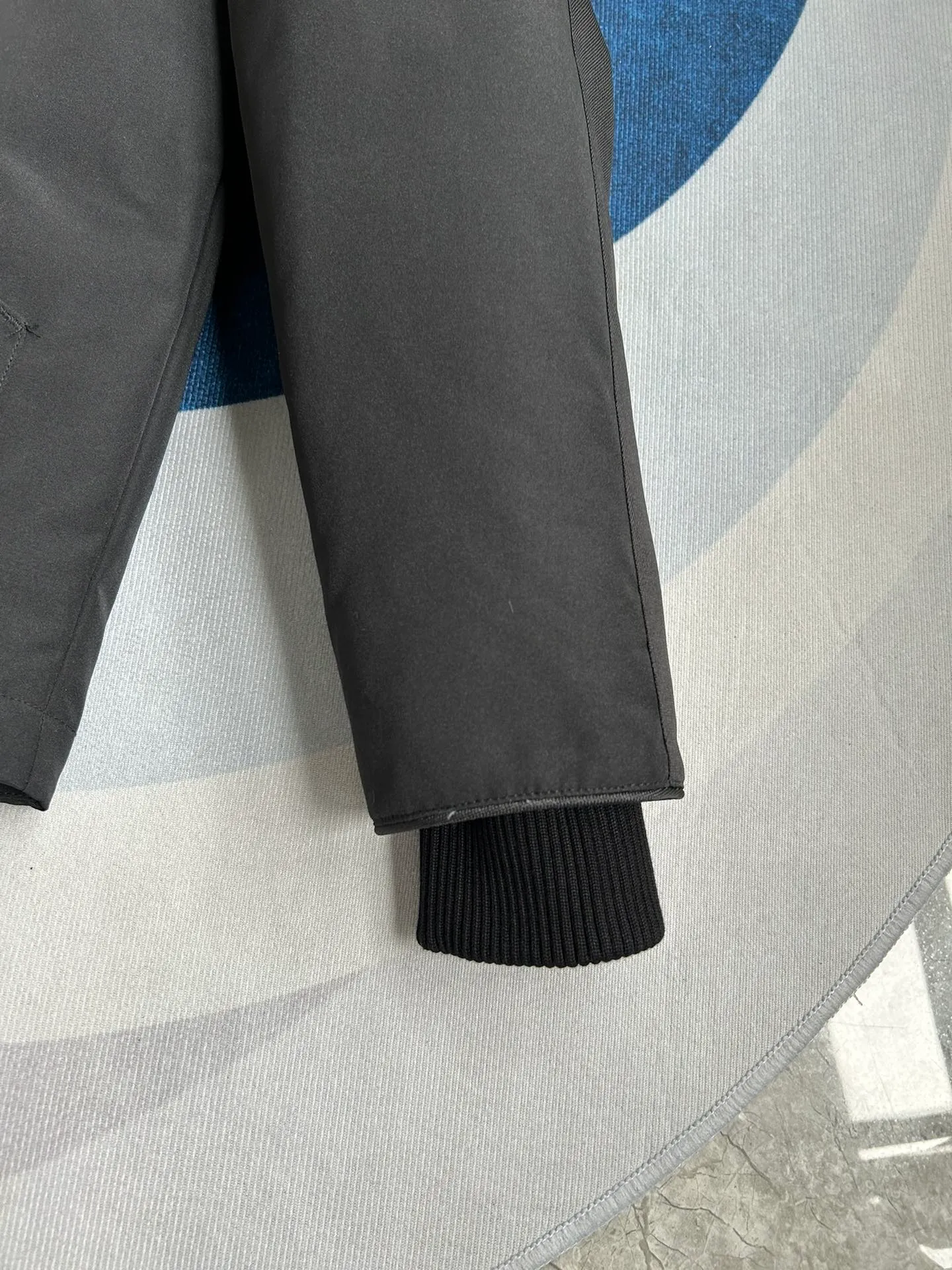 P840 E24 model 5816M Expedition men's model black detail. Sizes: XS S M L XL XXL.